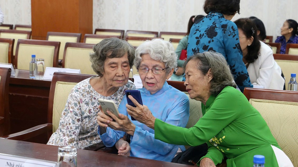 Họp mặt những nhà giáo đi B