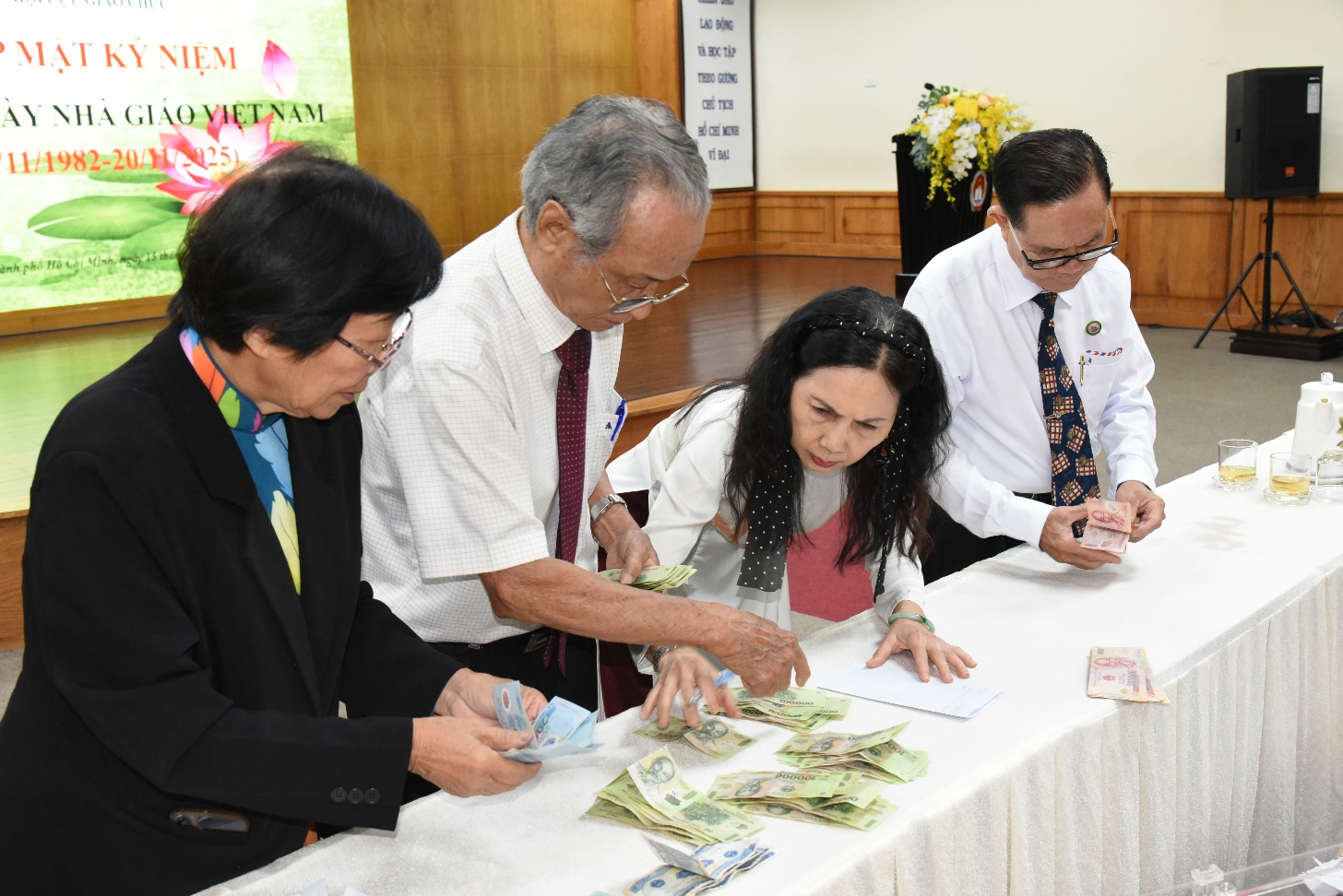 HỌP MẶT NHÀ GIÁO 20