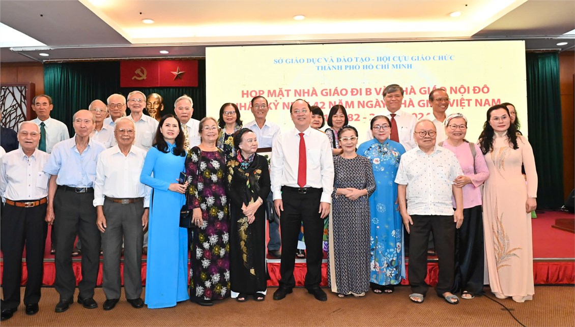 Họp mặt những nhà giáo đi B