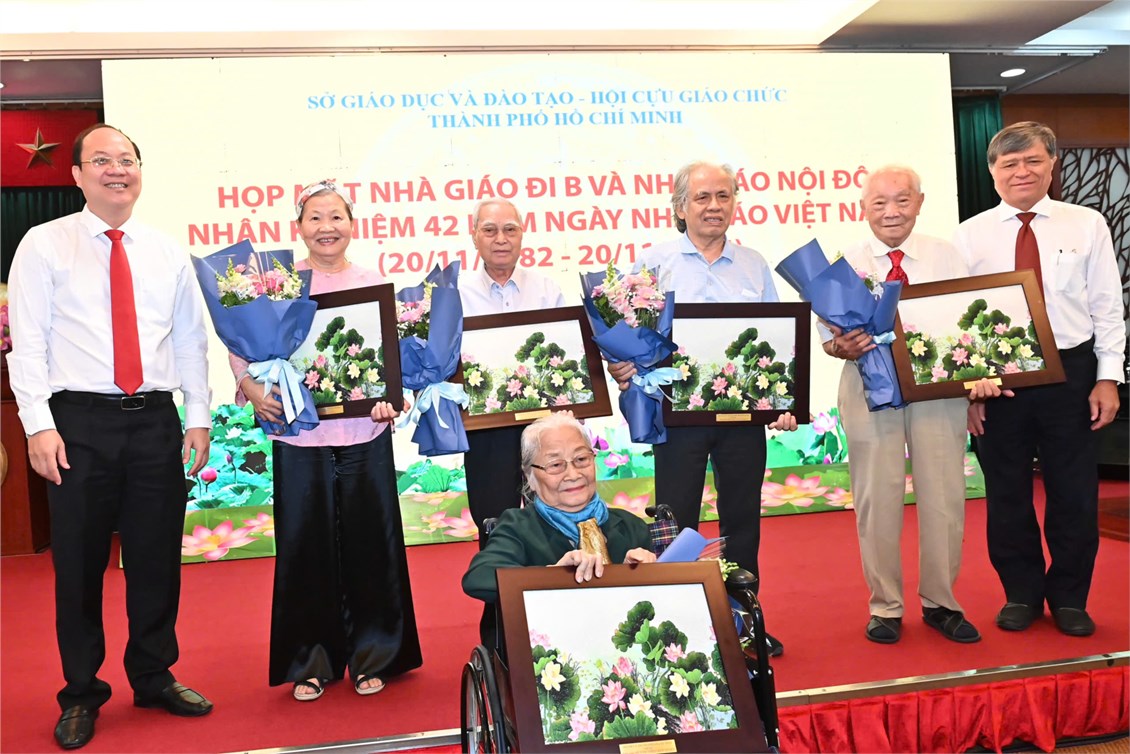 Họp mặt những nhà giáo đi B