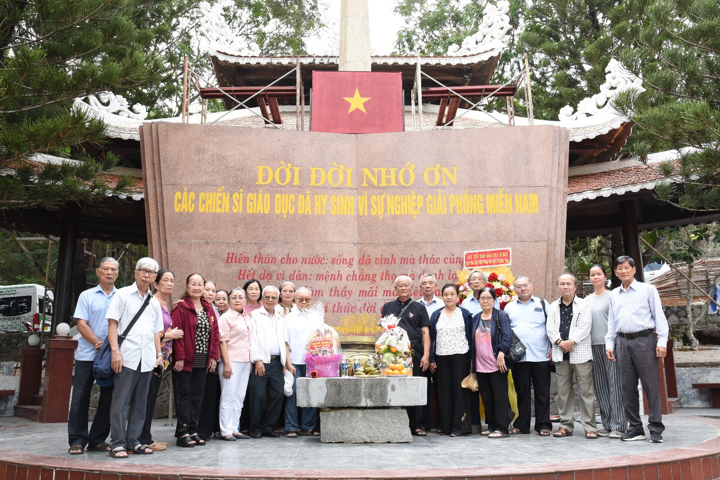 Chuyến đi về nguồn - viếng nghĩa ttrang liệt sĩ đồi 82