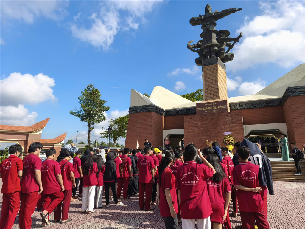 Hoạt Động Trải Nghiệm Ngoại Khóa - Hành Trình Về Nguồn 2025